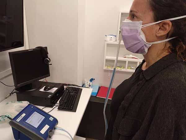 La combinación de una mascarilla autoflitrante FFP2 con una mascarilla quirúrgica que multiplica por 100 el factor de protección frente al Covid -19