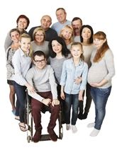 Grupo de personas mirando a cámara de diferentes edades, sexo y condición.
