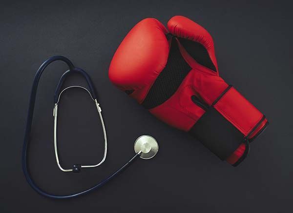 En los centros sanitarios se producen episodios frecuentes de violencia verbal y física contra personal sanitario o administrativo. Según los Observatorios nacionales de agresiones a personal sanitario de la Organización Médica Colegial (OMC) o del Consejo General de Enfermería (CGE), es un problema en crecimiento y con graves connotaciones, tanto a nivel individual, como organizativo. Ante esta situación, Asepeyo, en colaboración con Inés Dalmau, experta en gestión de agresiones en centros sanitarios, ha publicado la monografía ‘Agresiones en centros sanitarios’, además de un Resumen de ‘Buenas prácticas frente a estas agresiones’. El objetivo es concienciar de la magnitud del problema y difundir buenas prácticas sobre todo a directivos, supervisores y personal con responsabilidades preventivas en los centros sanitarios, con el ánimo de impulsar, desde los órganos de decisión, las medidas que ayuden a paliar estas situaciones. Éstas pasan por la sensibilización y motivación de los equipos directivos y de supervisión, así como por la formación adecuada, tanto del personal sanitario como administrativo, que deberían ser capaces de acometer con serenidad y desescalar situaciones de tensión a las que se ven enfrentados. La monografía analiza los conceptos básicos (violencia, acoso, agresión…), los factores de riesgo, el contexto legal y prestacional actual, así como algunas de las principales estadísticas y registros de agresiones que hay en España y Europa, haciendo especial hincapié en cómo actuar ante estas situaciones y detallando las medidas adecuadas antes, durante y después de la agresión.