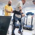 Asepeyo participa en la creación de un exoesqueleto robótico que permite caminar a lesionados medulares