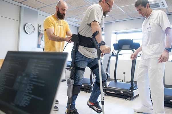 Asepeyo participa en la creación de un exoesqueleto  robótico que permite caminar a lesionados medulares