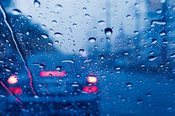 conducir bajo lluvia