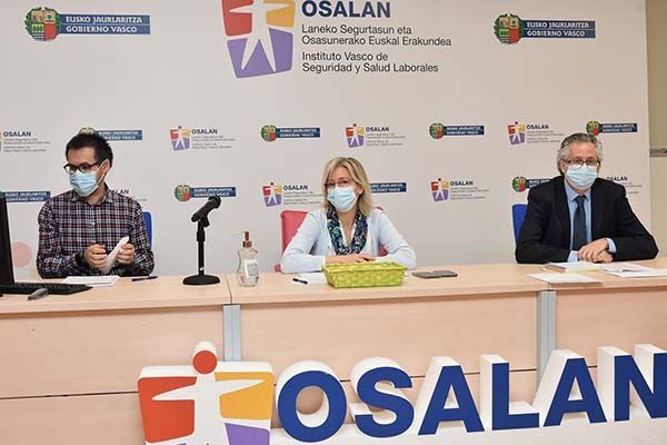Osalan forma en vacunación Covid-19 al personal sanitario de los servicios de prevención