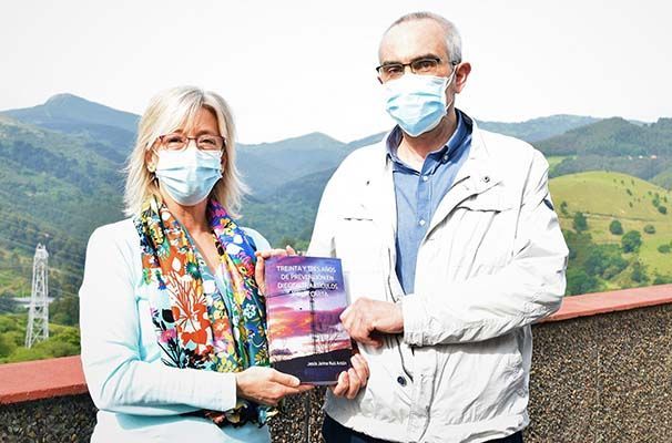 Entrega del libro 'Treinta y tres años de prevención en diecisiete artículos y una carta'