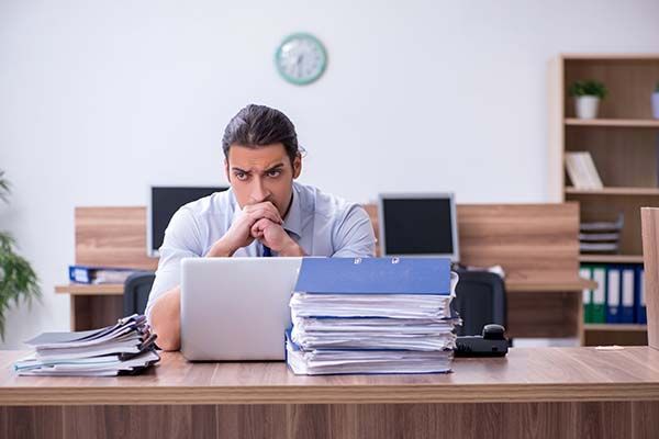 La carga de trabajo real del 93% de los Técnicos supera ampliamente la asignada teóricamente