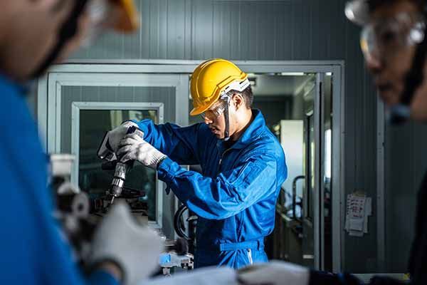 ¿Cómo prevenir los riesgos laborales al trabajar con altas temperaturas?