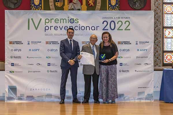 Entregan el Premio: D. Álvaro Plaza Langarica (Director Instituto Cántabro de Seguridad y Salud en el Trabajo) y Dª. Miryam Hernández Fernández (Directora del Instituto Asturiano de Prevención de Riesgos Laborales) Recoge el Premio D. MANUEL BESTRATEN BELLOVÍ