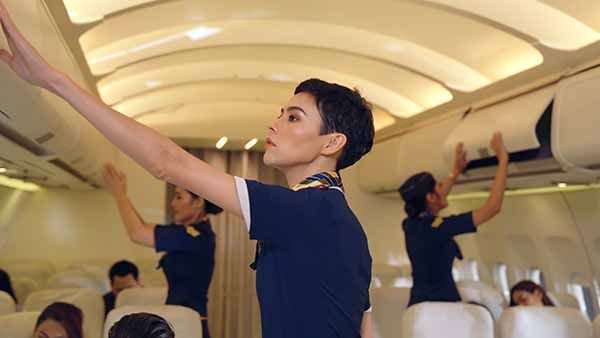 Iberia tendrá que revisar sus protocolos de cabina para evitar que sus azafatas/os acaben lesionados por el peso de las maletas