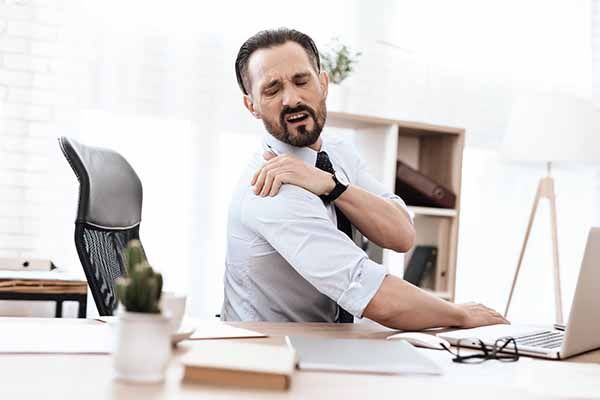 Todo lo que debe conocer sobre el dolor de espalda si trabajas sentado