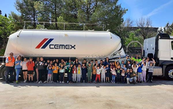 Cemex enseña a los escolares seguridad vial con su campaña “Peatones seguros”