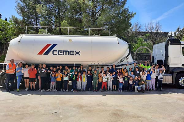 Cemex enseña a los escolares seguridad vial con su campaña “Peatones seguros”