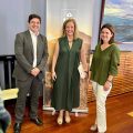 Beatriz Febles Ramírez recibe el premio como ganadora del V Concurso de microrrelatos sobre Prevención de Riesgos Laborales (PRL) organizado por MAC y TITSA