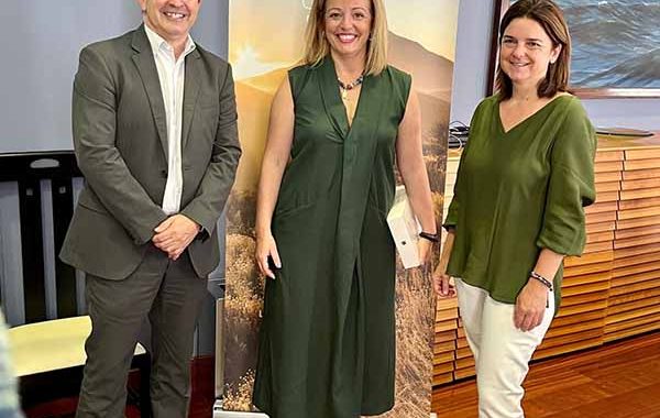 Beatriz Febles Ramírez recibe el premio como ganadora del V Concurso de microrrelatos sobre PRL organizado por MAC y TITSA