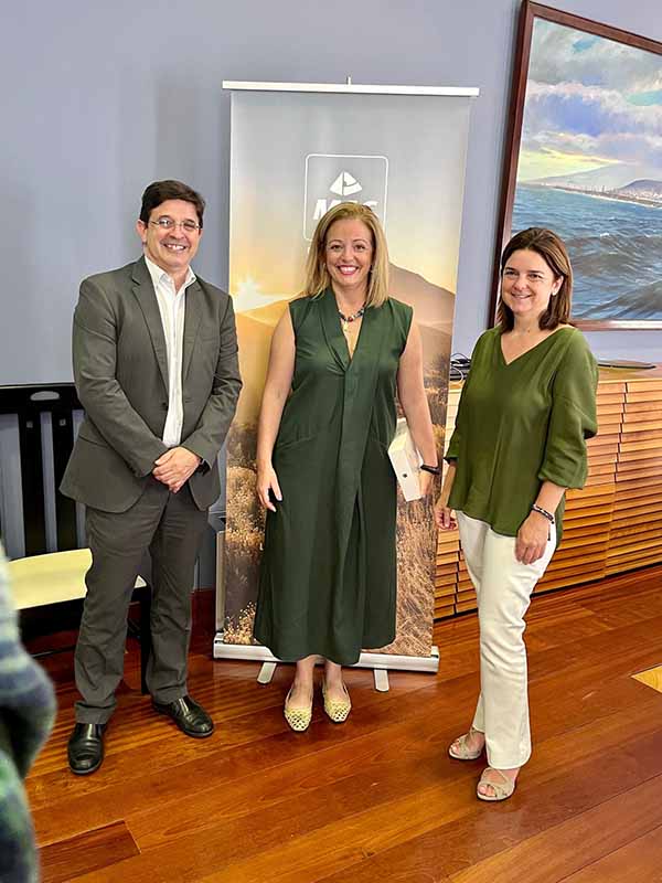 Beatriz Febles Ramírez recibe el premio como ganadora del V Concurso de microrrelatos sobre Prevención de Riesgos Laborales (PRL) organizado por MAC y TITSA
