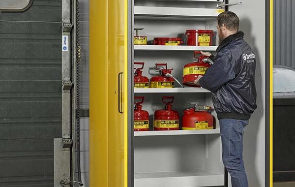Consideraciones al seleccionar un armario de seguridad para sustancias peligrosas