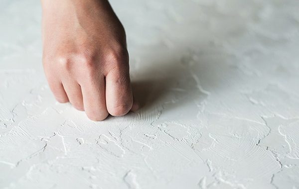 Australia prohíbe las encimeras de piedra artificial por la silicosis en trabajadores