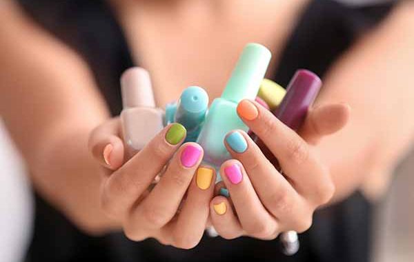 Riesgo químico en las tareas de manicura profesional y aplicación de tratamientos para pestañas