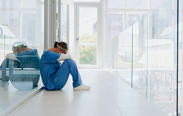 Los factores que más afectan a la salud mental de los sanitarios: estrés constante, alta presión hospitalaria y largas jornadas de trabajo