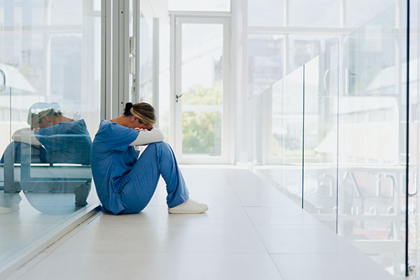 Los factores que más afectan a la salud mental de los sanitarios: estrés constante, alta presión hospitalaria y largas jornadas de trabajo