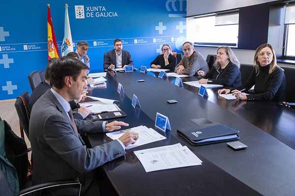 El secretario general de Empleo y Relaciones Laborales, Pablo Fernández, acompañado -vía telemática- por la directora general de Salud Pública, Carmen Durán, y por representantes de las consellerías de Presidencia, Xustiza e Deportes y de Economía e Industria participó hoy en la reunión del Consejo Gallego de Seguridad y Salud Laboral que evaluó la orden de ayudas que en 2025 se destinará a acciones de fomento de la prevención de riesgos laborales y la actividades en este ámbito con un presupuesto de casi 2,3 millones de euros, avanzando además en la simplificación administrativa ya que se unifican dos convocatorias previas. El programa está dirigido a las organizaciones empresariales y sindicales gallegas, sectoriales y intersectoriales, así como a las fundaciones sectoriales paritarias para la promoción de la prevención de la seguridad y salud laborales y a las asociaciones de autónomos. La iniciativa contiene dos líneas de ayudas: la primera está destinada a financiar acciones de formación y asesoramiento en materia de prevención de riesgos laborales de carácter intersectorial y sectorial, mientras la segunda promoverá actividades preventivas también de carácter intersectorial o sectorial. La Xunta otorgará en la resolución de la convocatoria una mayor puntuación a las entidades atendiendo a criterios de paridad nos sus planteles o de estabilidad en el empleo. Se priorizará la formación en población trabajadora de más de 55 años o la cualificación en prevención de riesgos en las nuevas formas de organización del trabajo y en sectores laborales feminizados.